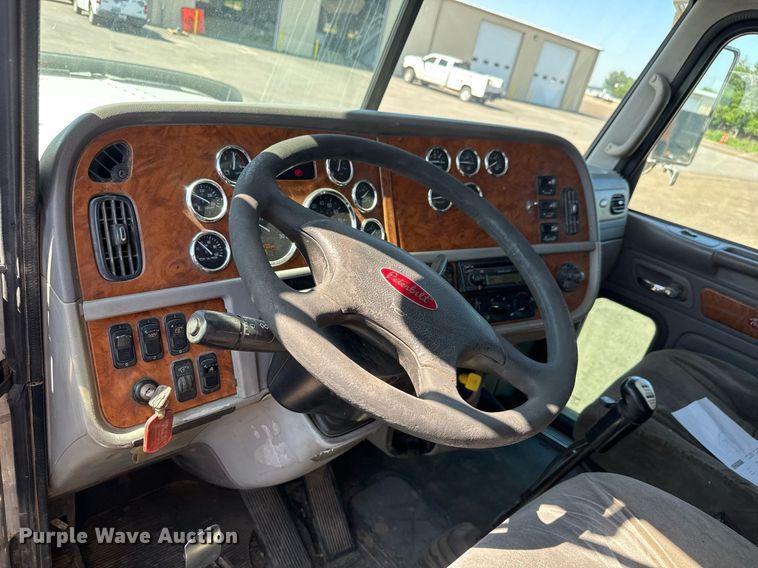 image for item NE9819 2007 Peterbilt 379 semi truck
