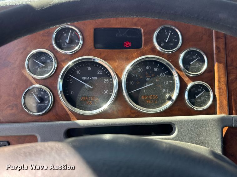 image for item NE9819 2007 Peterbilt 379 semi truck