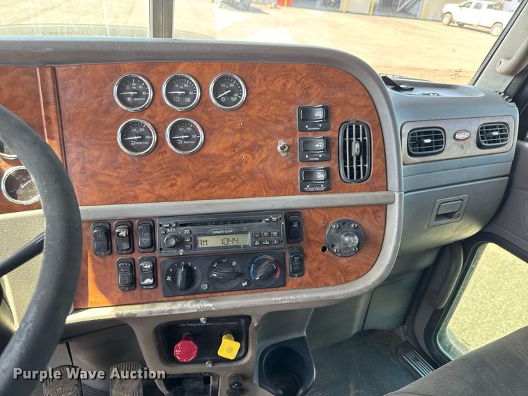 image for item NE9819 2007 Peterbilt 379 semi truck