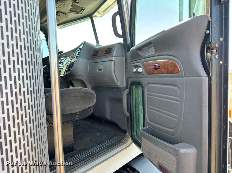 image for item NE9819 2007 Peterbilt 379 semi truck