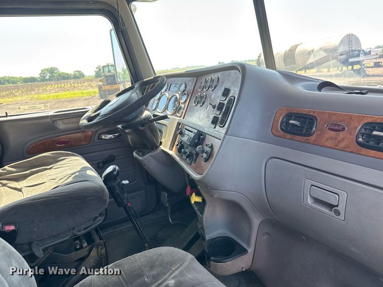 image for item NE9819 2007 Peterbilt 379 semi truck