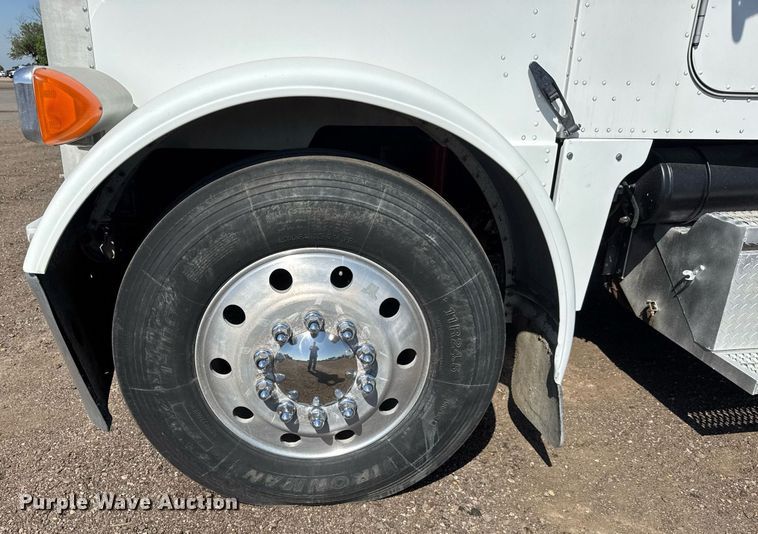 image for item NE9819 2007 Peterbilt 379 semi truck