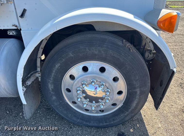 image for item NE9819 2007 Peterbilt 379 semi truck