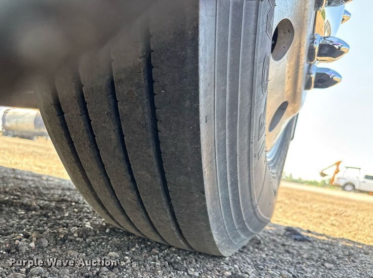 image for item NE9819 2007 Peterbilt 379 semi truck