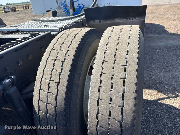 image for item NE9819 2007 Peterbilt 379 semi truck