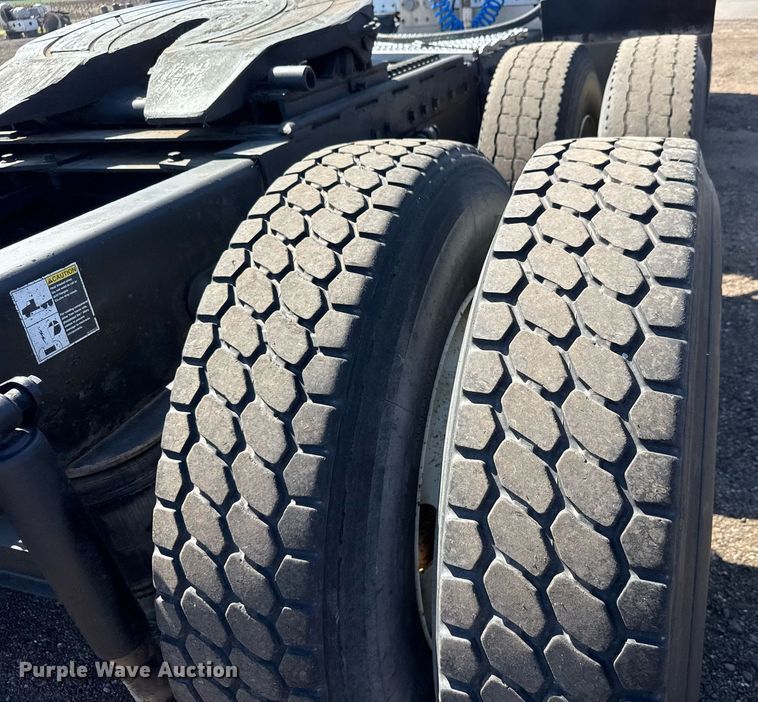 image for item NE9819 2007 Peterbilt 379 semi truck