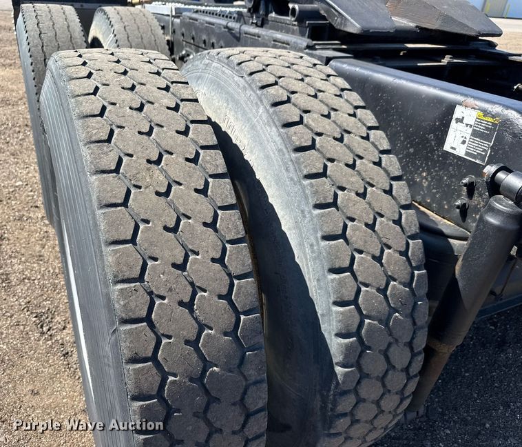 image for item NE9819 2007 Peterbilt 379 semi truck