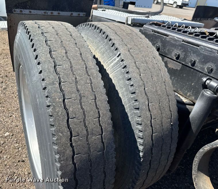 image for item NE9819 2007 Peterbilt 379 semi truck