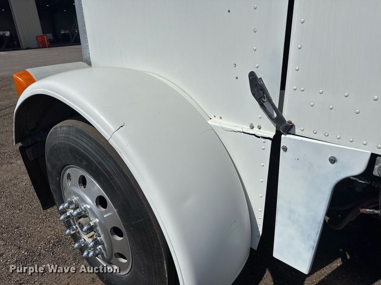 image for item NE9820 2007 Peterbilt 379 semi truck