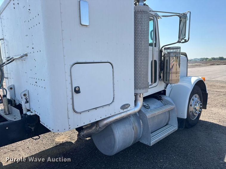 image for item NE9820 2007 Peterbilt 379 semi truck