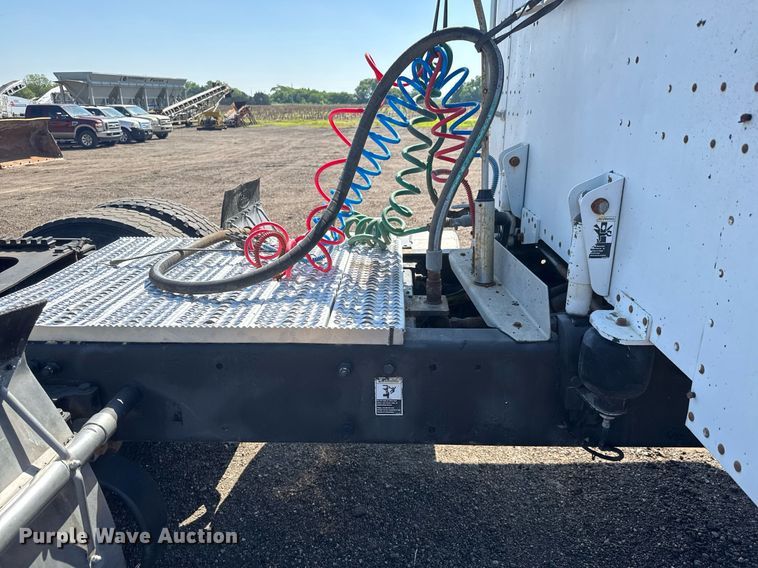 image for item NE9820 2007 Peterbilt 379 semi truck