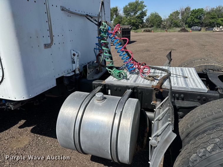 image for item NE9820 2007 Peterbilt 379 semi truck