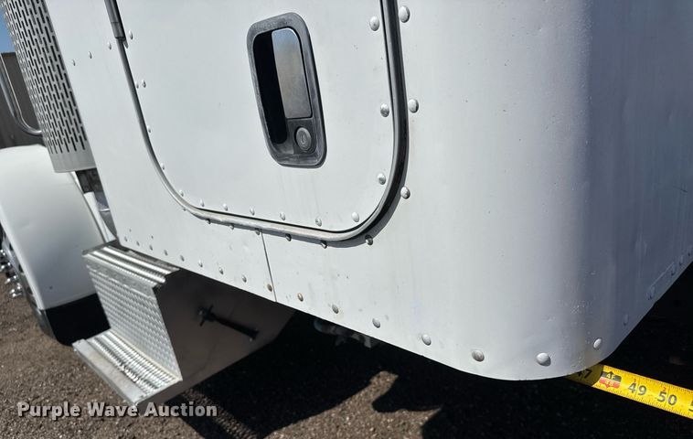 image for item NE9820 2007 Peterbilt 379 semi truck