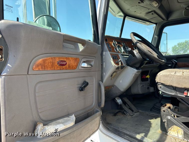 image for item NE9820 2007 Peterbilt 379 semi truck