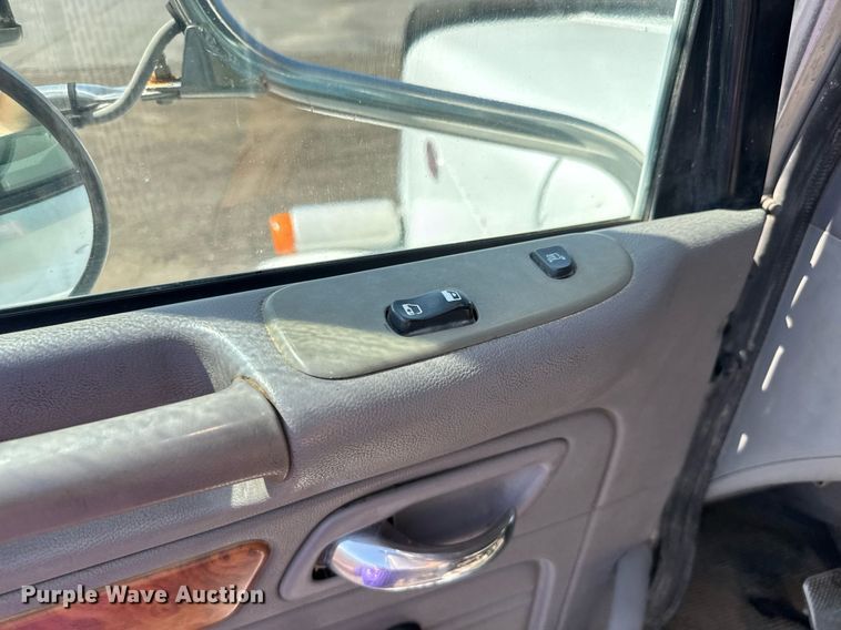 image for item NE9820 2007 Peterbilt 379 semi truck