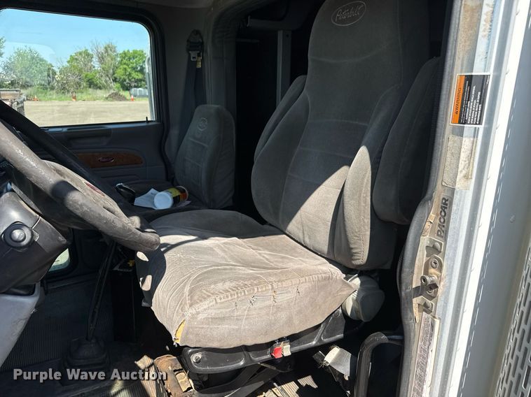 image for item NE9820 2007 Peterbilt 379 semi truck