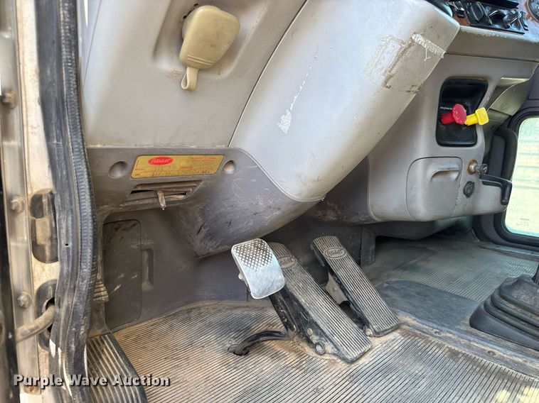 image for item NE9820 2007 Peterbilt 379 semi truck