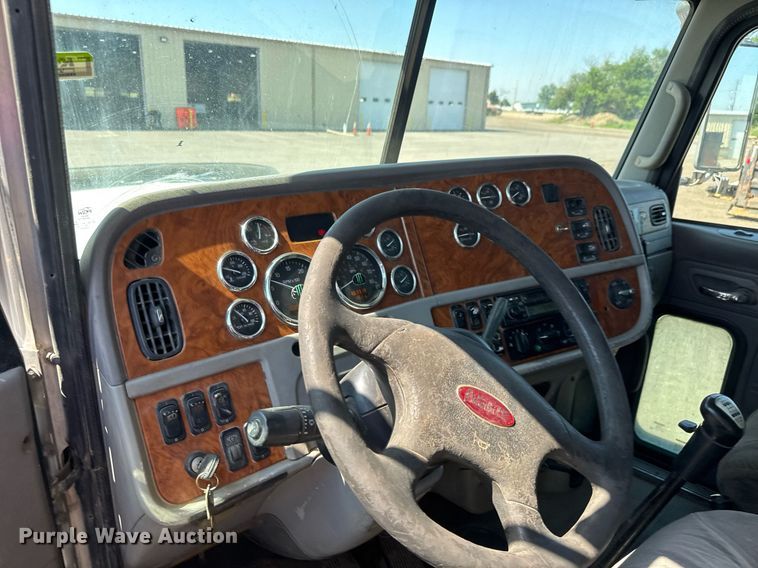 image for item NE9820 2007 Peterbilt 379 semi truck