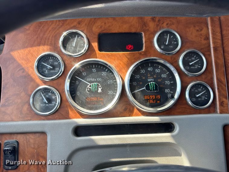 image for item NE9820 2007 Peterbilt 379 semi truck