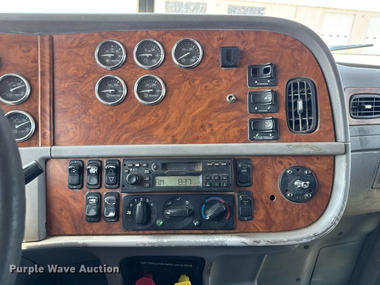 image for item NE9820 2007 Peterbilt 379 semi truck