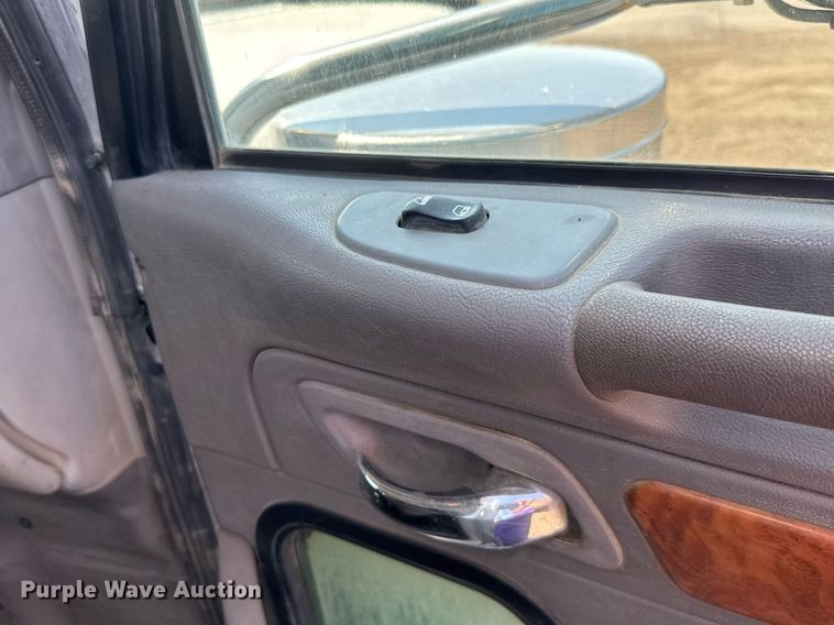 image for item NE9820 2007 Peterbilt 379 semi truck