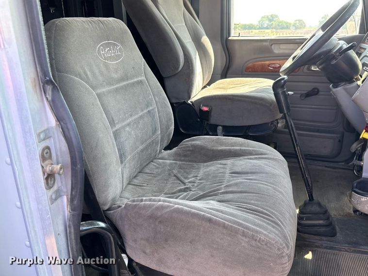 image for item NE9820 2007 Peterbilt 379 semi truck