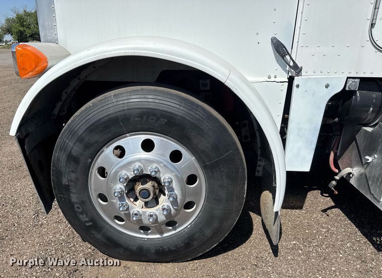 image for item NE9820 2007 Peterbilt 379 semi truck