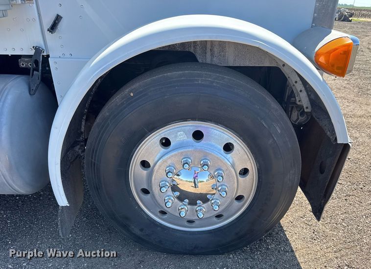 image for item NE9820 2007 Peterbilt 379 semi truck