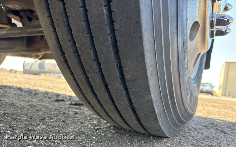 image for item NE9820 2007 Peterbilt 379 semi truck