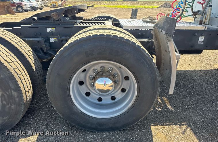 image for item NE9820 2007 Peterbilt 379 semi truck