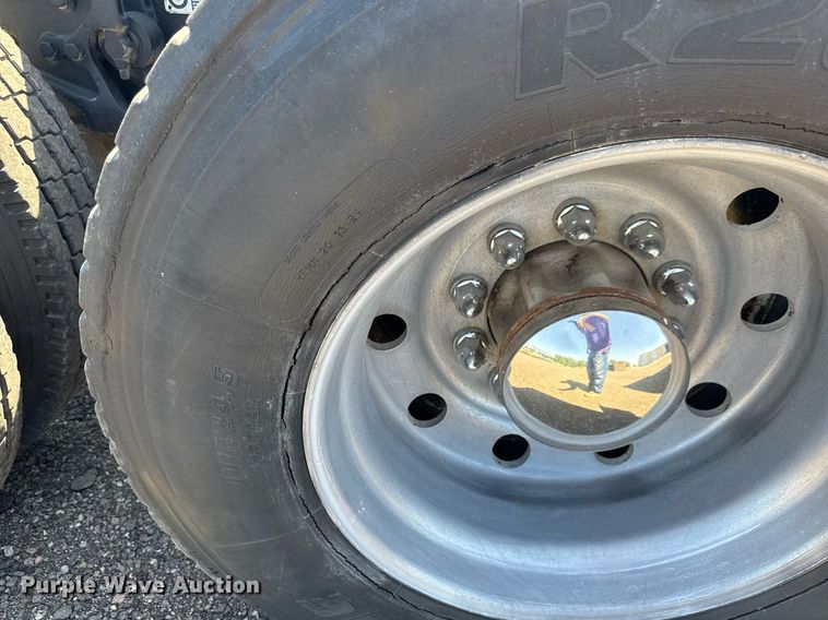 image for item NE9820 2007 Peterbilt 379 semi truck