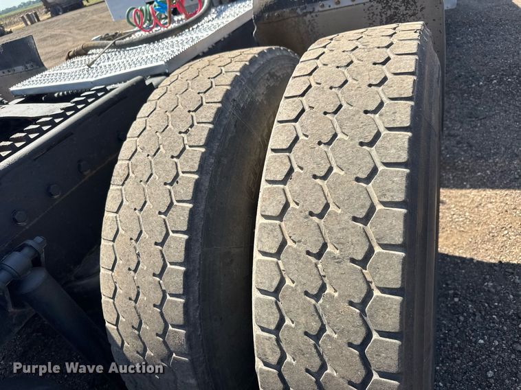 image for item NE9820 2007 Peterbilt 379 semi truck