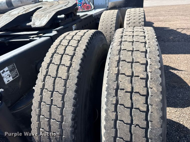 image for item NE9820 2007 Peterbilt 379 semi truck