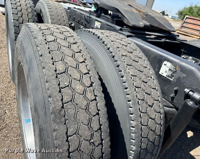 image for item NE9820 2007 Peterbilt 379 semi truck