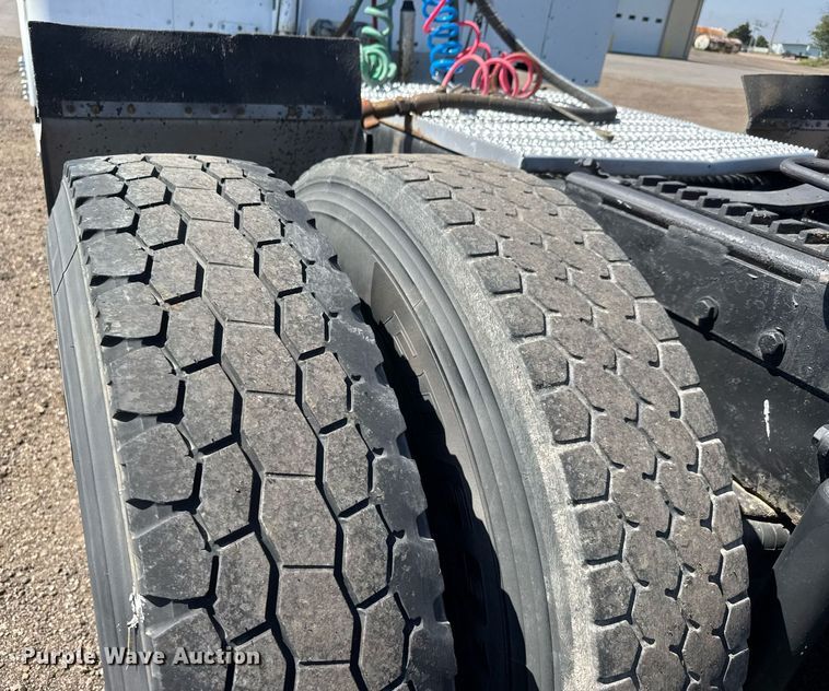 image for item NE9820 2007 Peterbilt 379 semi truck