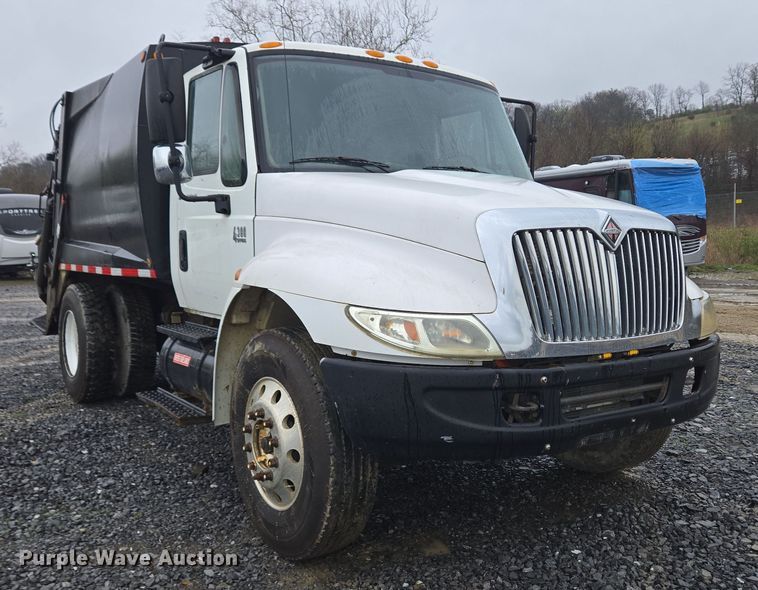 image for item YA0339 2004 International 4300 refuse truck