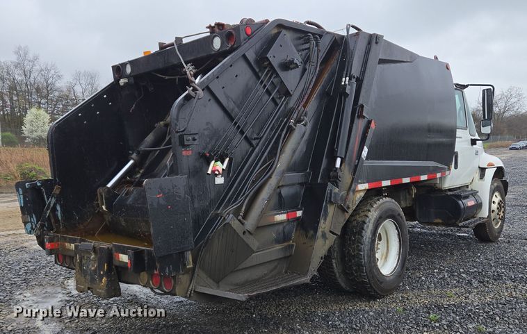 image for item YA0339 2004 International 4300 refuse truck