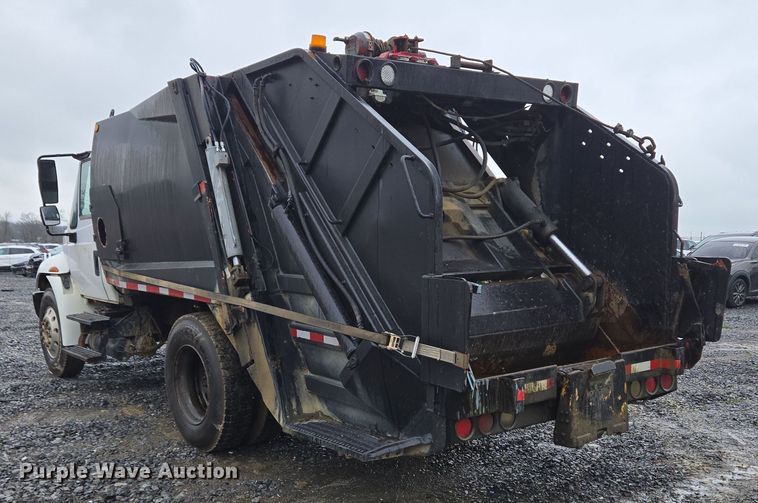 image for item YA0339 2004 International 4300 refuse truck