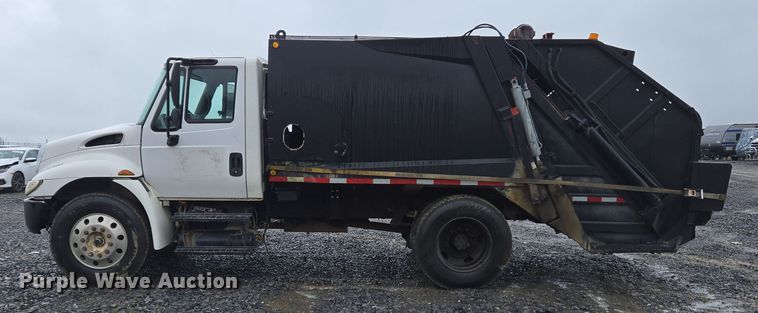 image for item YA0339 2004 International 4300 refuse truck