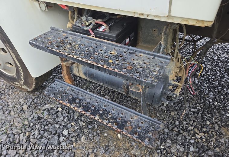 image for item YA0339 2004 International 4300 refuse truck