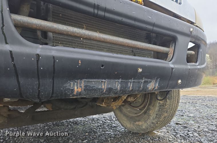 image for item YA0339 2004 International 4300 refuse truck