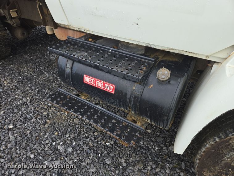 image for item YA0339 2004 International 4300 refuse truck