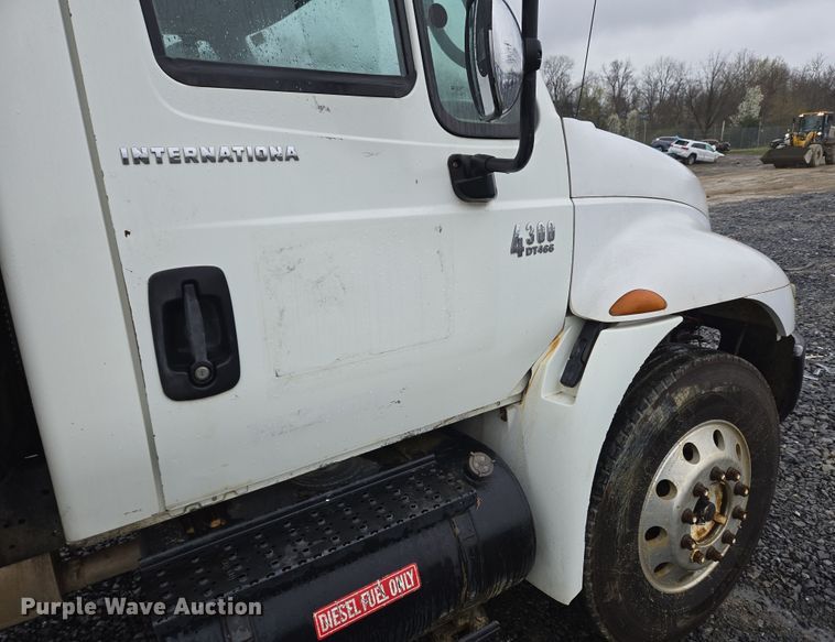 image for item YA0339 2004 International 4300 refuse truck