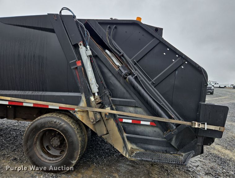 image for item YA0339 2004 International 4300 refuse truck