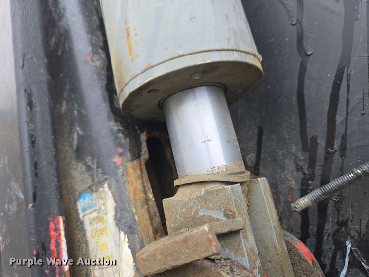 image for item YA0339 2004 International 4300 refuse truck