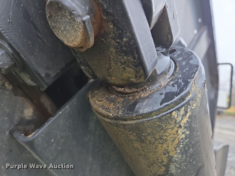 image for item YA0339 2004 International 4300 refuse truck