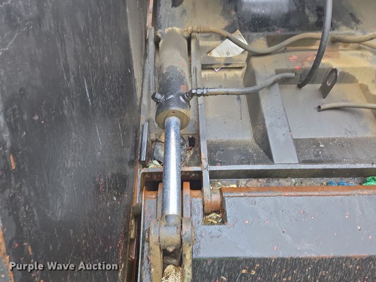 image for item YA0339 2004 International 4300 refuse truck