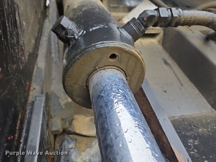 image for item YA0339 2004 International 4300 refuse truck