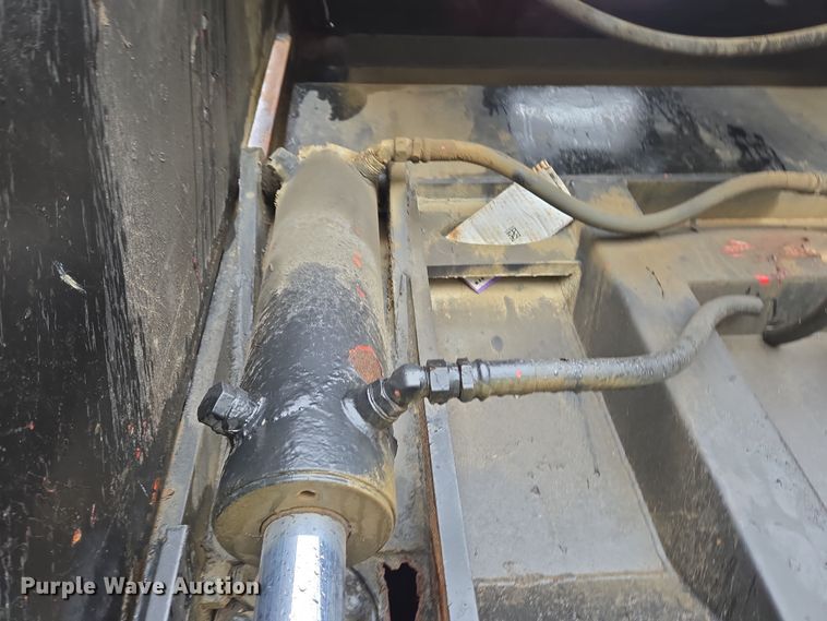 image for item YA0339 2004 International 4300 refuse truck