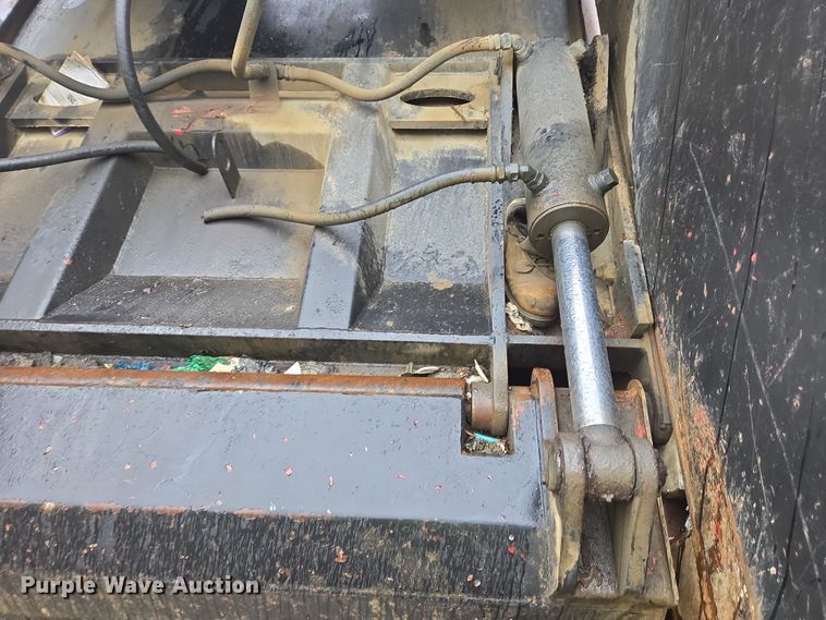 image for item YA0339 2004 International 4300 refuse truck